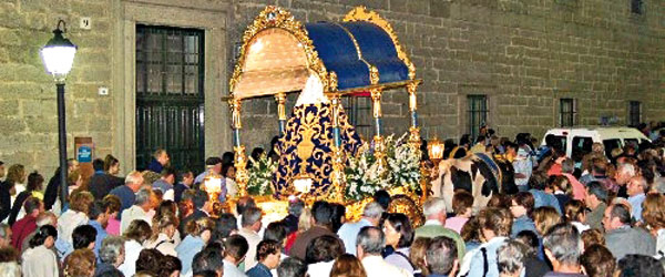 Vista de la carreta con la imagen de la Virgen acompañada por romeros © Comunidad de Madrid