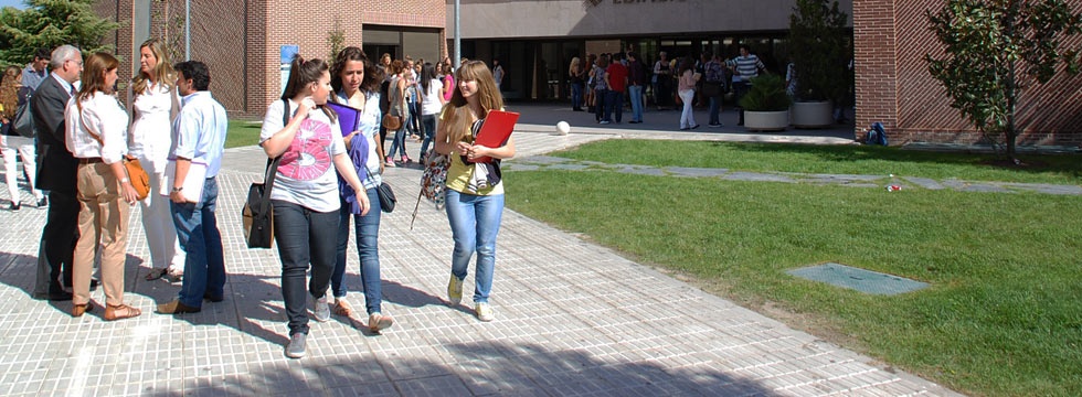 Alumnos en el campus de la Universidad Francisco de Vitoria. Pozuelo de Alarcón (Madrid)