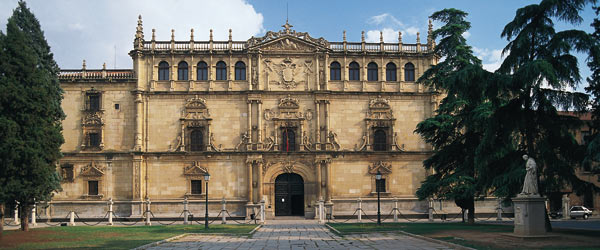 Fachada de la Universidad de Alcalá de Henares © Turespaña