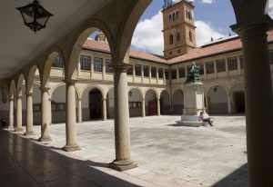 Patio de la Universidad, en Oviedo © Turespaña